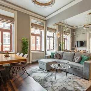 Luxury With Balcony Next To The New York Cafe Apartamento