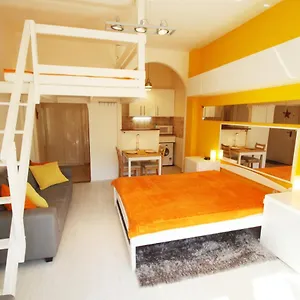 Sunny With Balcony In Party District Apartamento